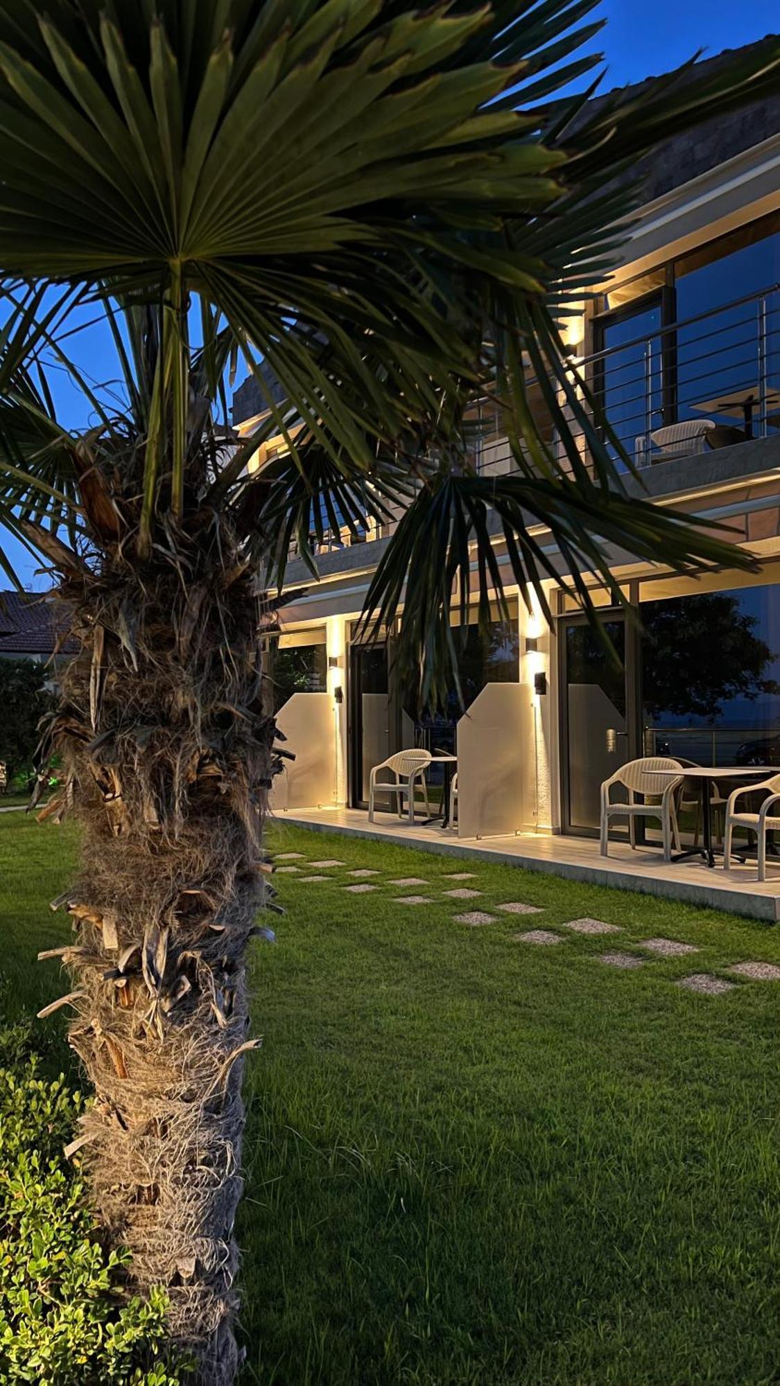 Aliston Deluxe Living - Adults Only Apartment